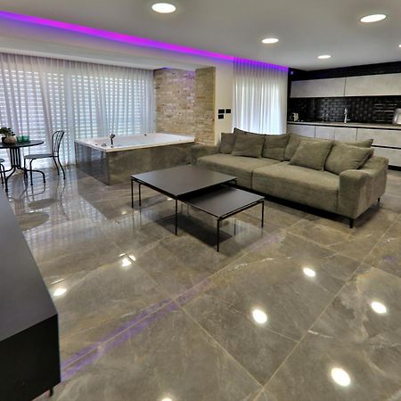 Appartamento שקיעה בים 75 - דירת נופש יוקרתית עם ג'קוזי ליד הים Haifa Esterno foto